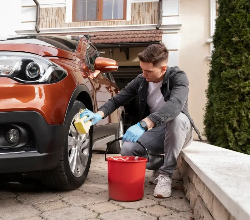 Lavage auto à domicile Sainte-Gemmes-sur-Loire : professionnel intervenant sur un véhicule